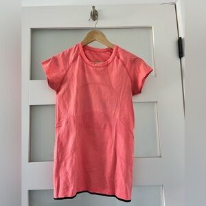 Lululemon short sleeve. EUC. Size: 4